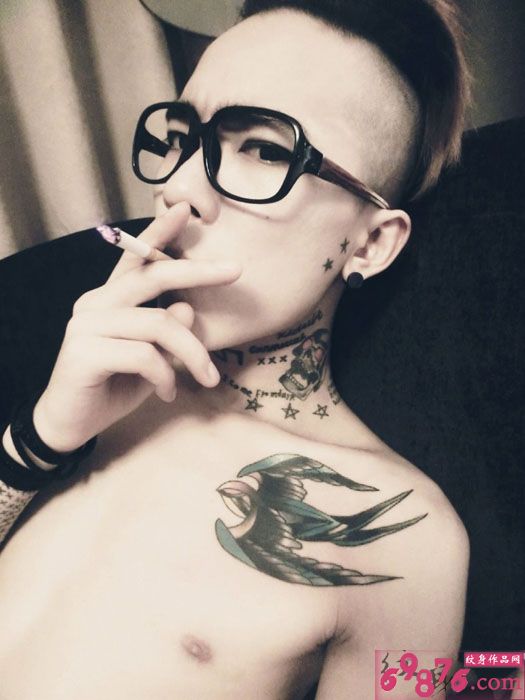 个性潮男肩部时尚好看的燕子纹身图片