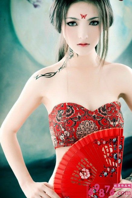 古代美女时尚图腾脖子纹身图片