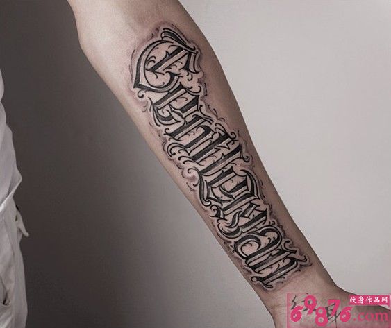 卡若奇花体英文纹身图片