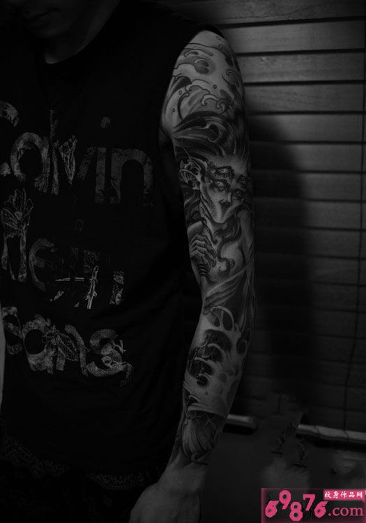 个性全灰辐射人鱼花臂纹身