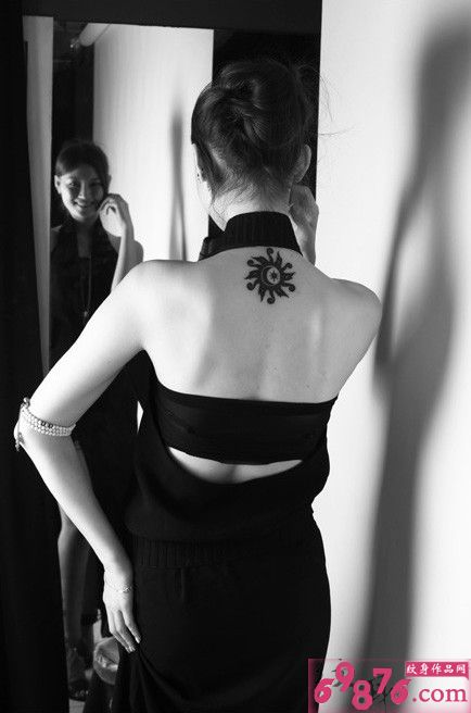 黑白太阳图腾后颈纹身