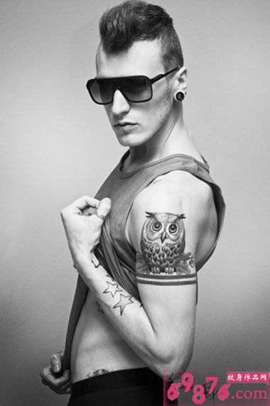 欧美型男黑白猫头鹰纹身