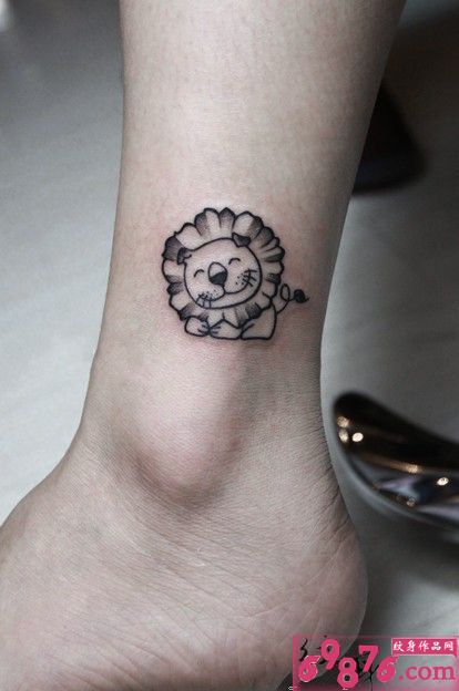 抽烟美女黑白般若纹身