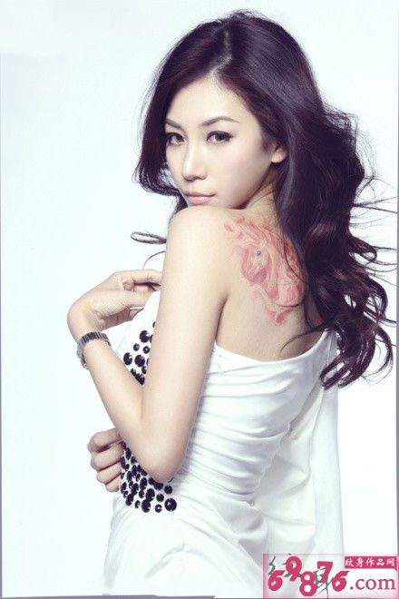 清纯美女后肩独角兽纹身图片