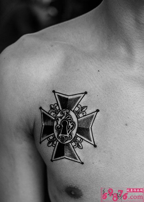 黑白微章锁胸部纹身