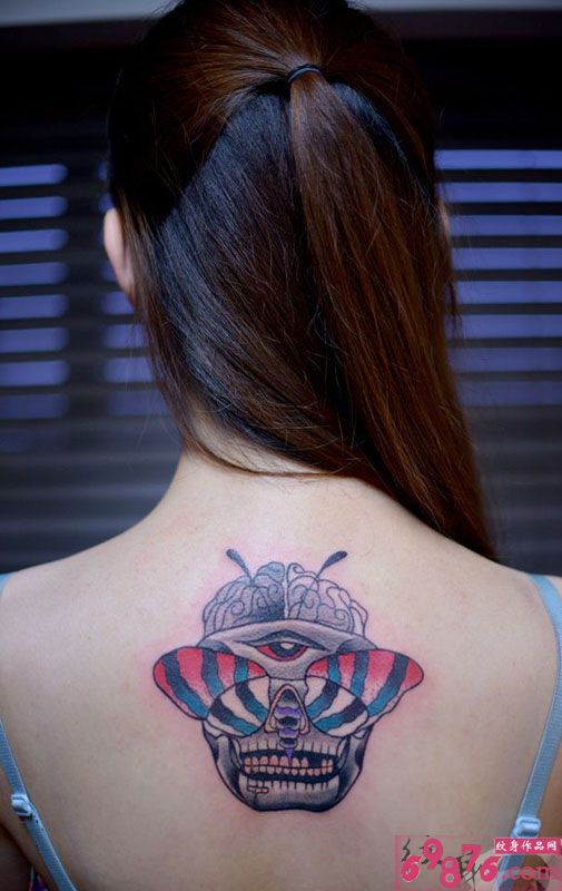 重口味骷髅蝴蝶后颈纹身图片