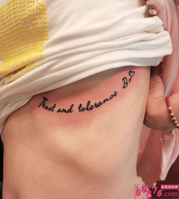 清新英文胸部纹身图片
