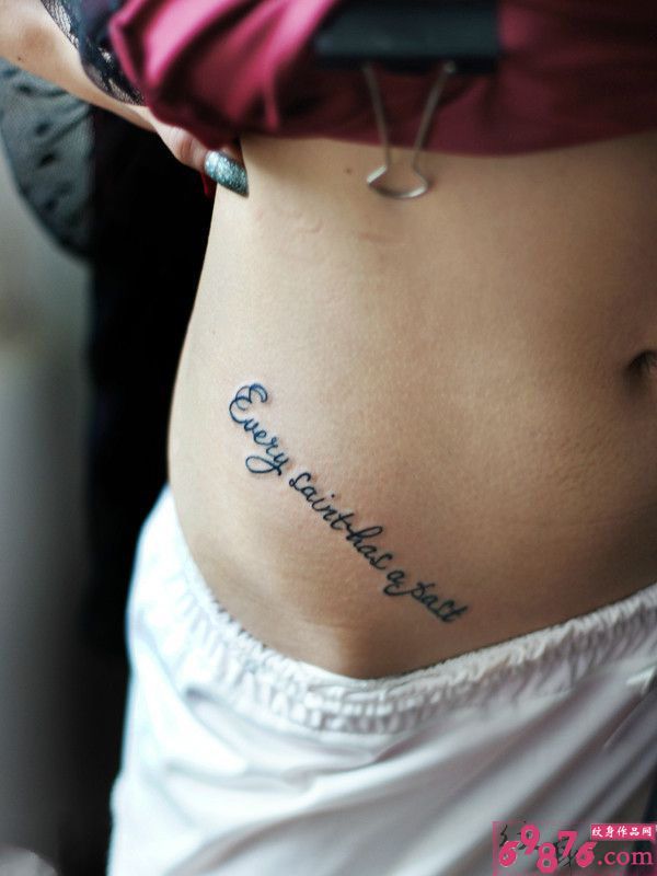 简洁英文腰部纹身图片