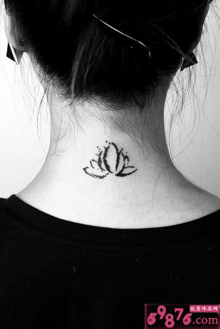 线条莲黑白后颈纹身