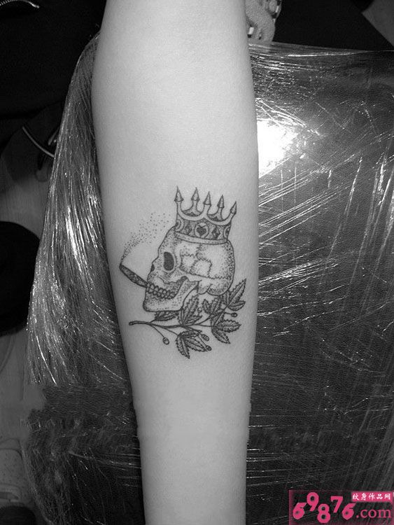 点状抽烟骷髅黑白纹身