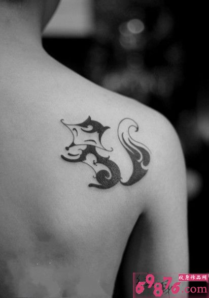创意黑白小狐狸肩部纹身