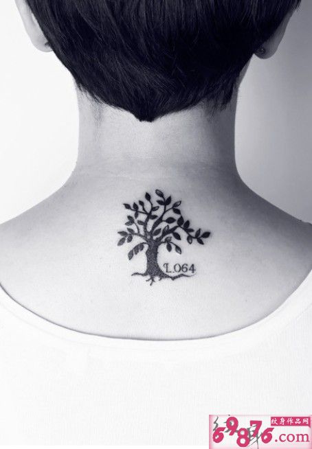 清新黑白小树后颈纹身