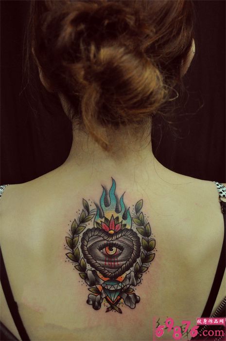 欧美风血泪眼创意后颈纹身图片