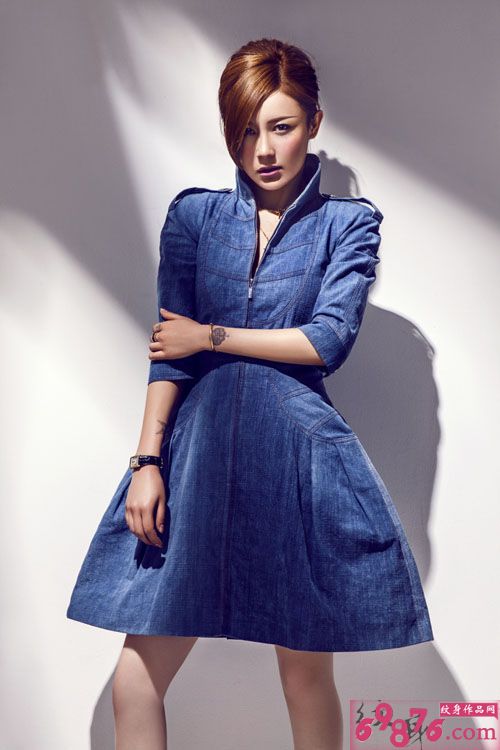 美女个性手腕时尚纹身图片