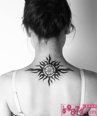 太阳图腾创意黑白后颈纹身