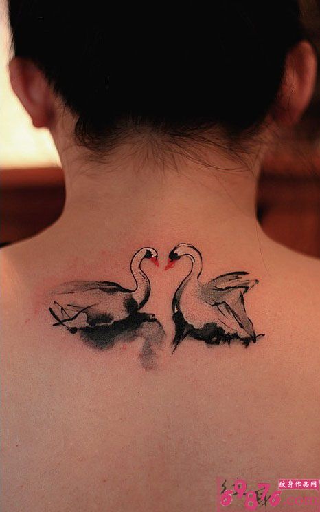 水墨情侣天鹅后颈纹身图片