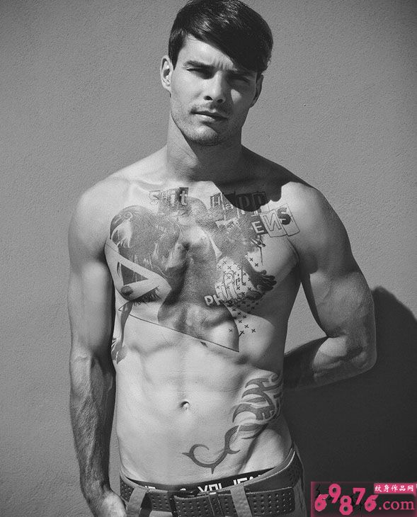 型男黑白霸气胸部纹身