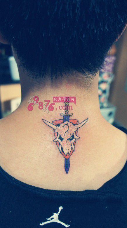 创意复古剑刺羊头后颈纹身图片