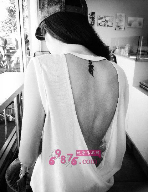 美女后颈个性纹身图片