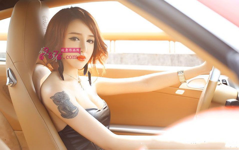 美女车模狐狸时尚手臂纹身图片