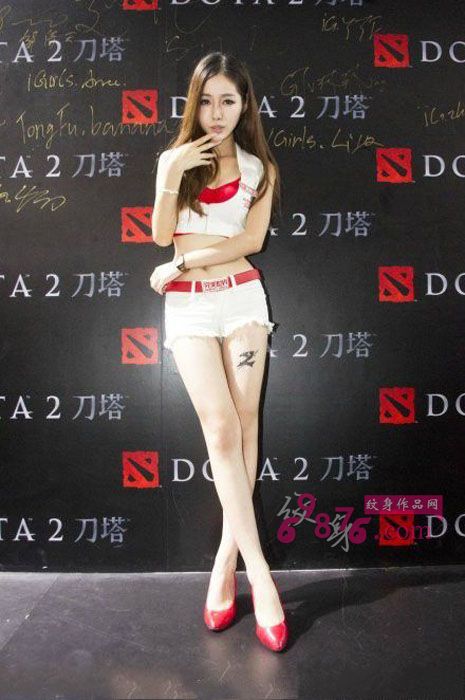 长腿模特字母z时尚纹身