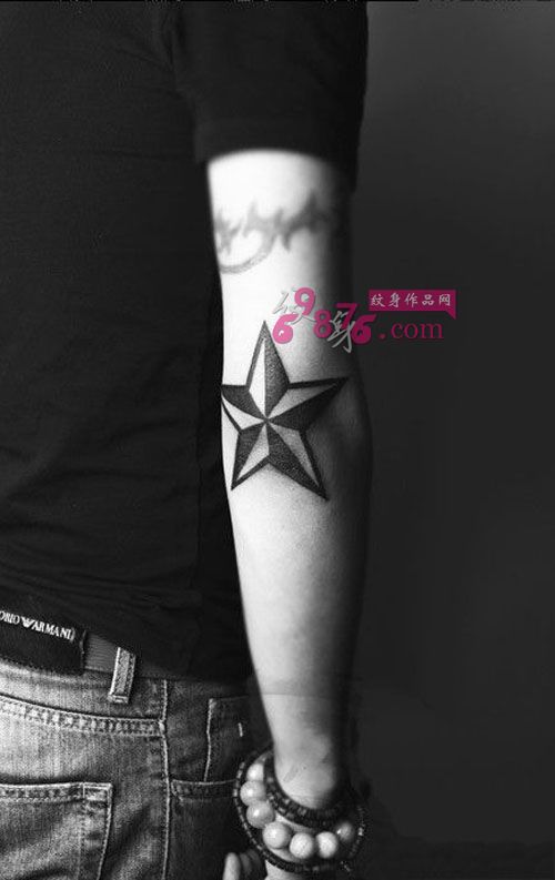 另类黑白五角星手臂纹身