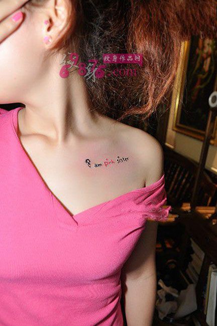 美女胸前清新字母纹身图片