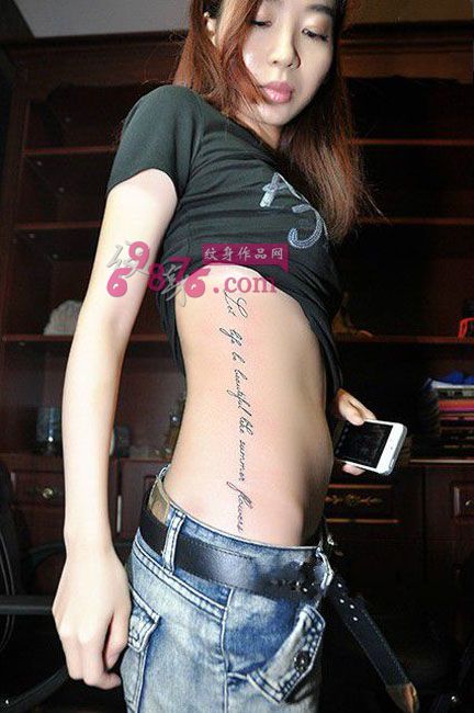 性感的英文美女腰部纹身图片