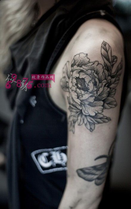 点刺牡丹黑白手臂纹身