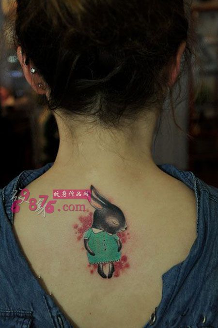 害羞的兔美女后颈纹身图片