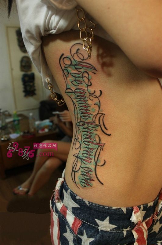 性感腰部花体英文纹身图片