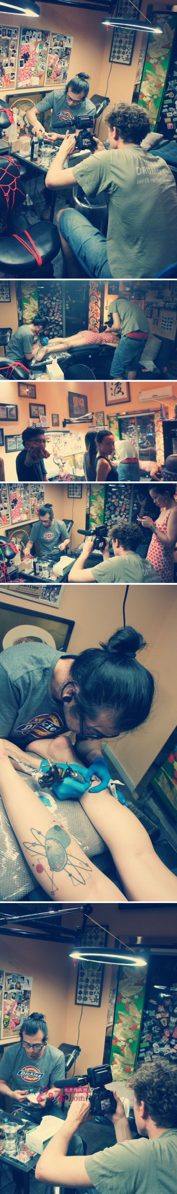 后脚踝图案纹身现场