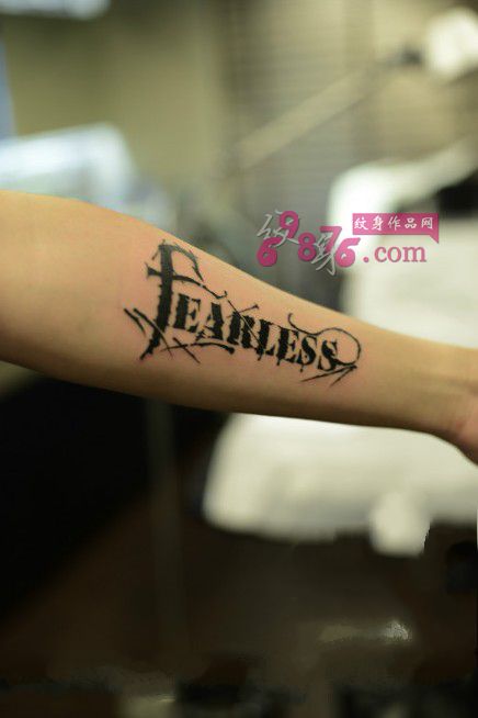 艺术字体英文手臂纹身图片