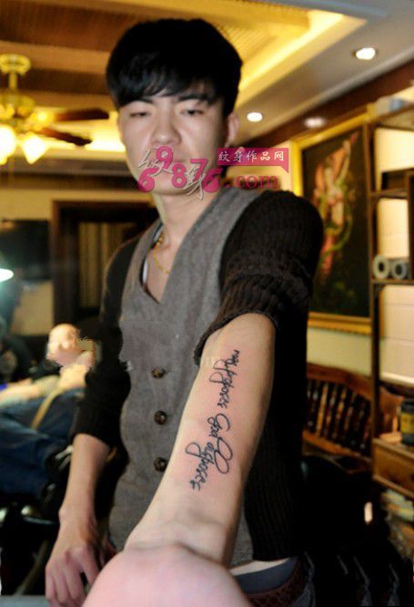 帅哥小清新英文纹身图片