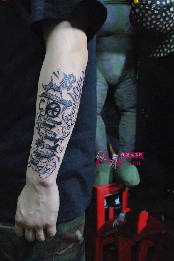 大花体英文手臂纹身图片