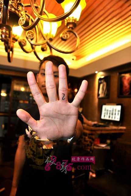 手指简洁数字2纹身图片