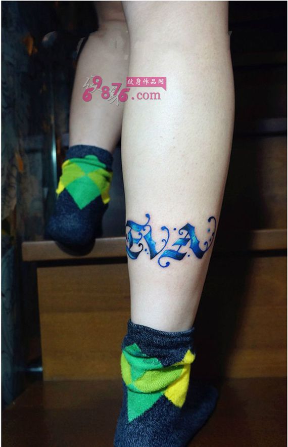 彩色花体英文脚踝纹身图片