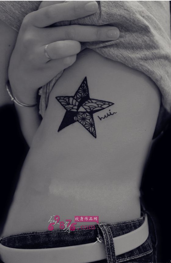 简洁星星黑白腰部纹身