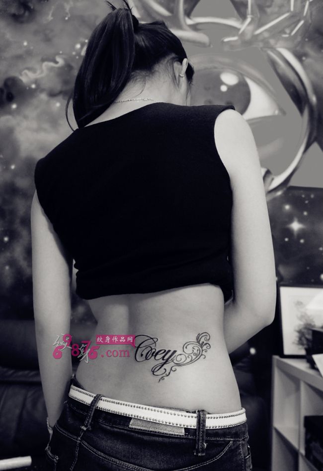 侧腰花体英文黑白纹身