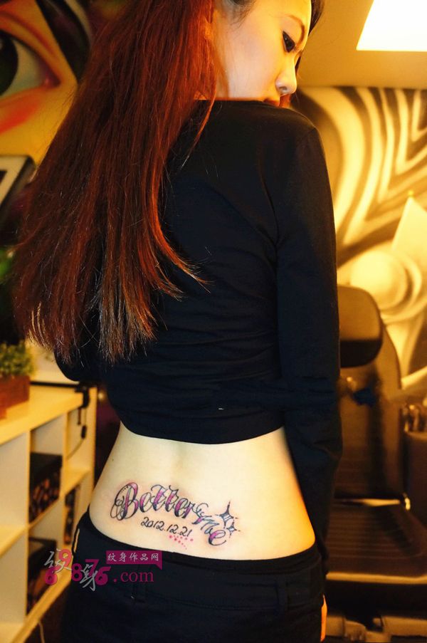 美女纤腰花体英文纹身图片