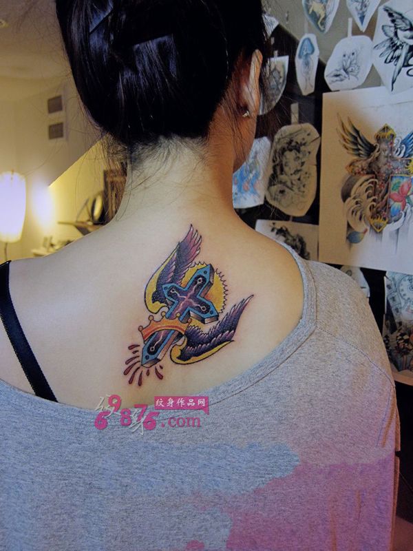信仰十字架翅膀脖子纹身图片
