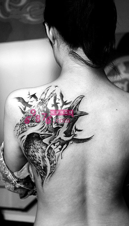 美女后肩乌鸦个性纹身