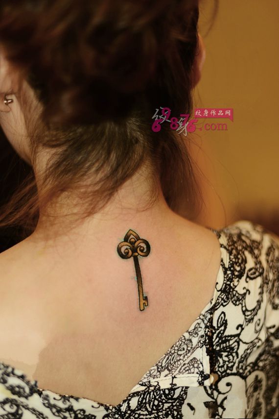 女孩脖子钥匙创意纹身图片