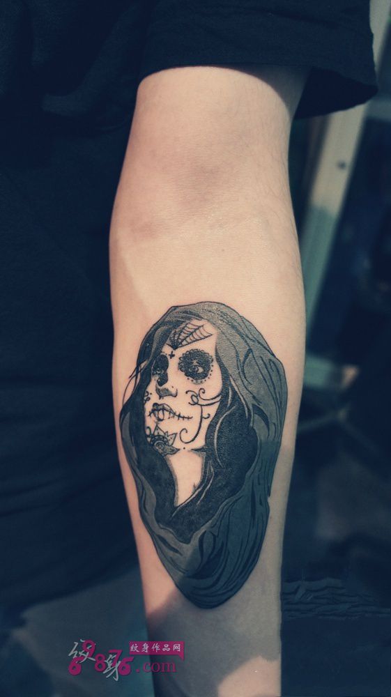 简约死亡女郎黑白手腕纹身