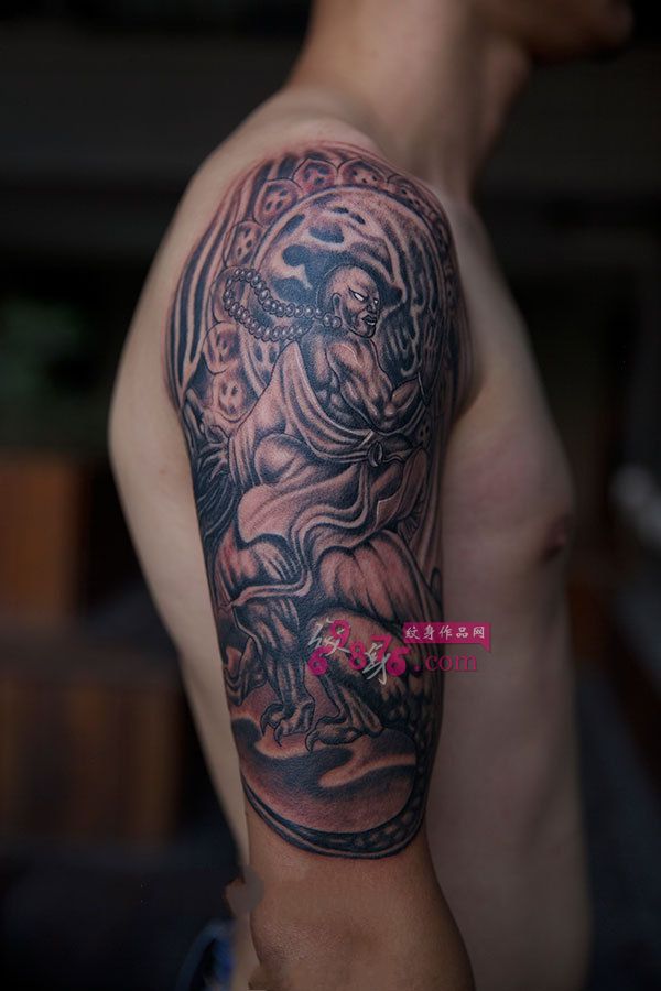 笑狮罗汉花臂纹身图片