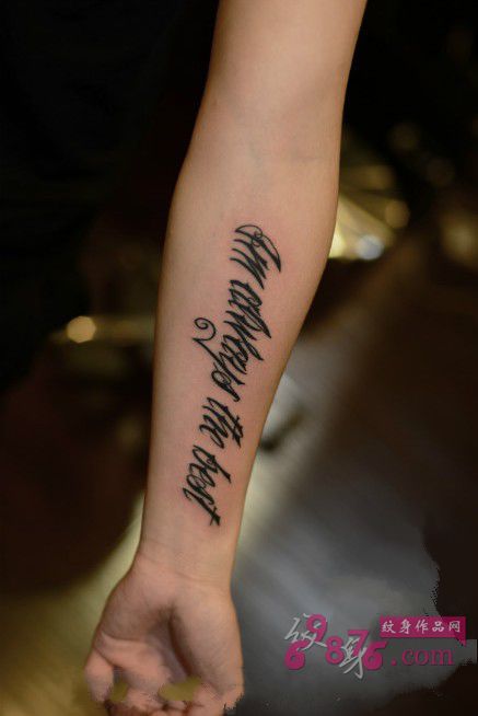 手臂卡布奇若花体英文图片