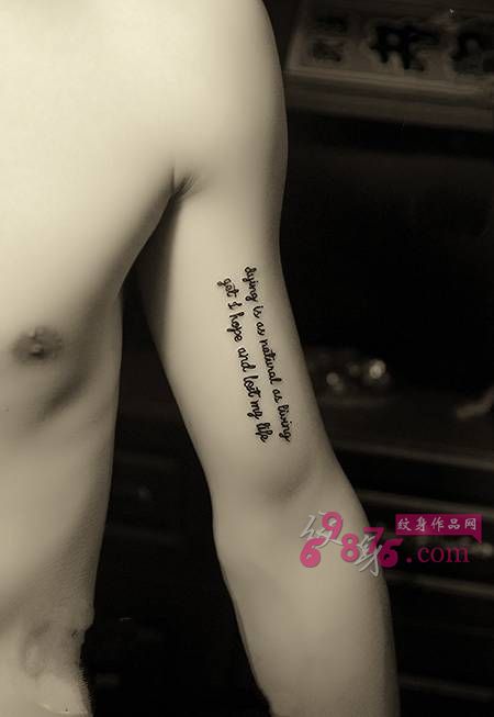 男生手臂简洁英文纹身图片