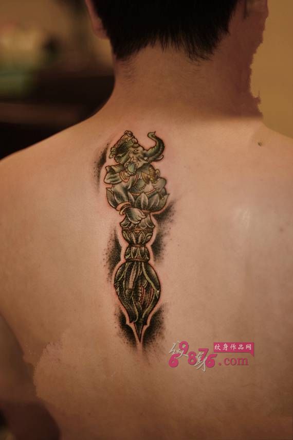 象神金刚杵后背纹身图片