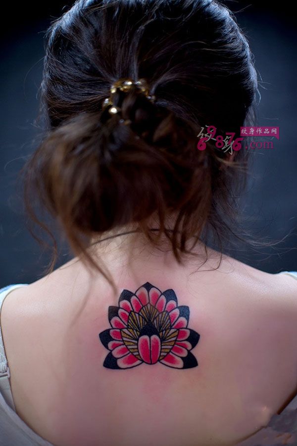 绽放的红莲花后颈纹身图片