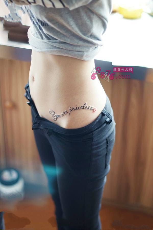 纤腰英文字母时尚纹身图片